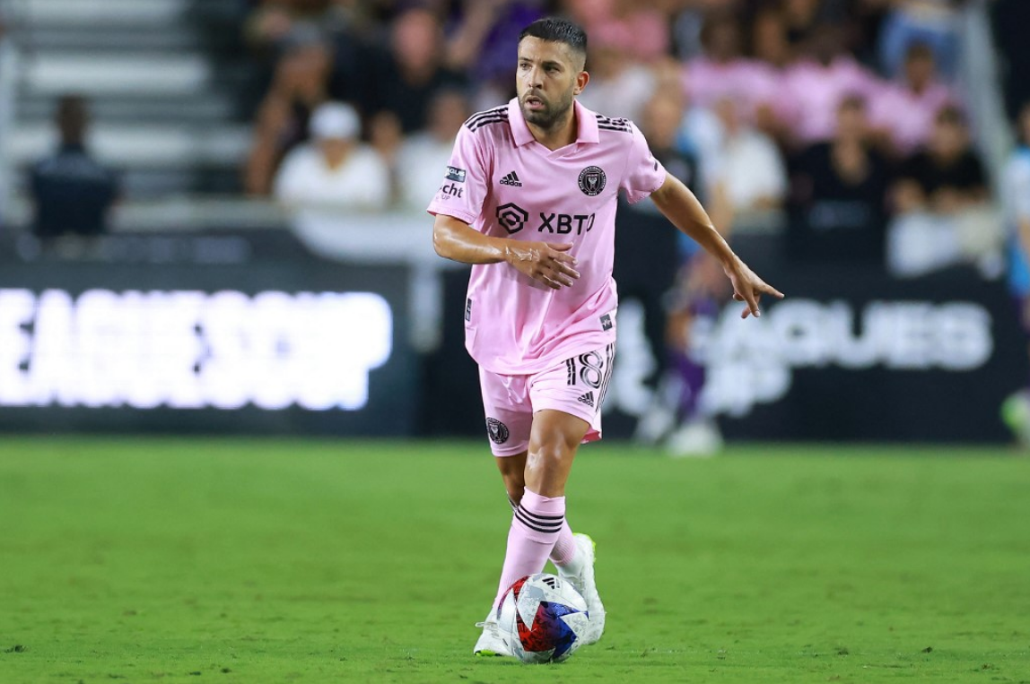 Jordi Alba no Inter Miami com a bola em campo