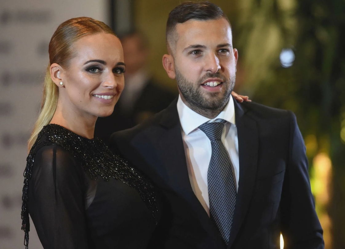 Jordi Alba volta para casa após intensos treinos e partidas, é recebido