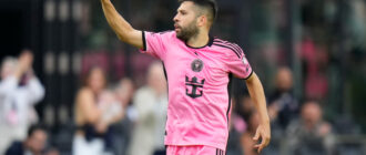 Jordi Alba faz pouco caso da atuação de Robert Lewandowski